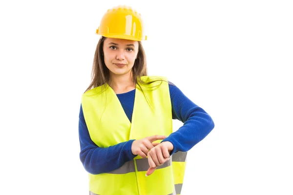 若い女性エンジニアの作る遅い時間 gestur — ストック写真