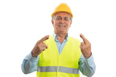 Adam parmaklarıyla iyi şans işareti yapıyor.