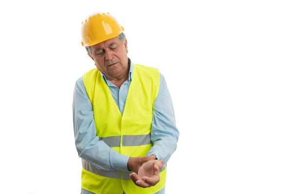 Construtor segurando pulso doloroso — Fotografia de Stock