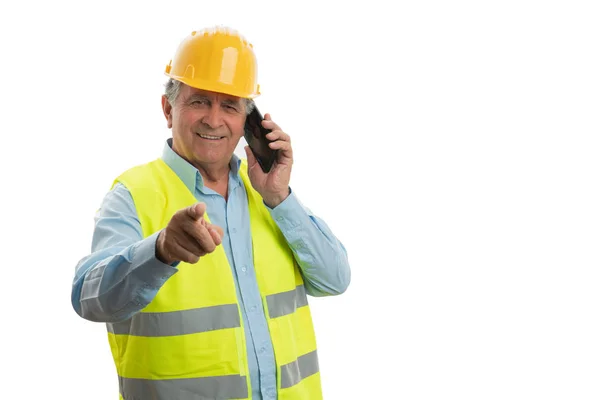 Construtor falando no telefone e apontando para a câmera — Fotografia de Stock