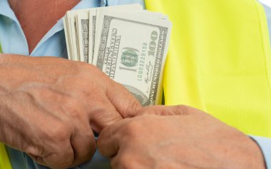Cebine dolar koyan mimarın yakın çekimi