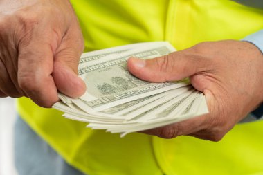 Dolar sayan mühendislere yakın çekim