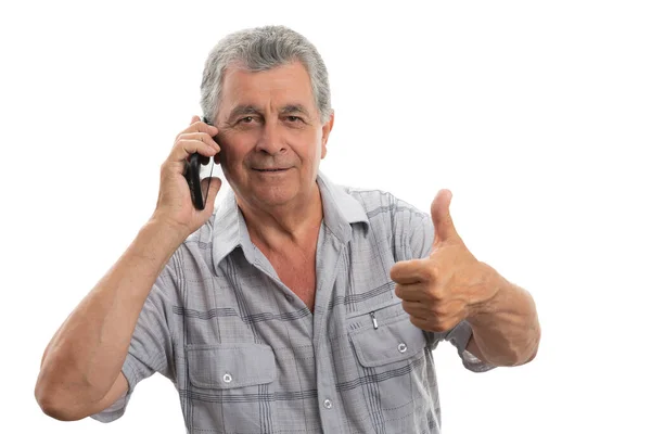 電話で話している間に老人は大丈夫なジェスチャーをする — ストック写真