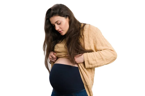 Όμορφη Νεαρή Έγκυος Γυναίκα Ελέγχει Μεγάλη Κοιλιά Της Απομονώνονται Λευκό — Φωτογραφία Αρχείου