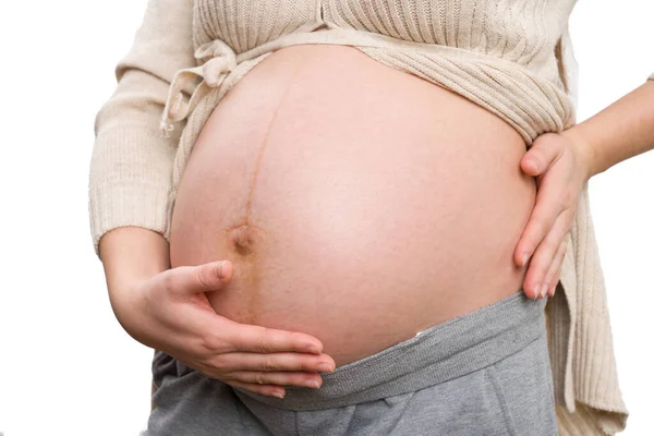 健康的な妊娠の概念として白い背景に隔離された腹をつかむ将来の母親のクローズアップ — ストック写真