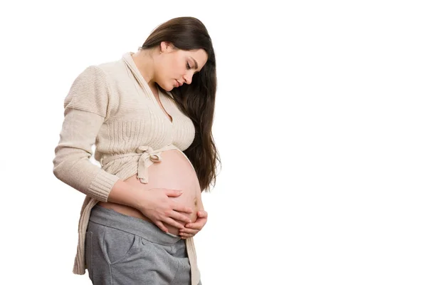 Menina Grávida Bonita Verificando Sua Barriga Grande Isolado Fundo Branco — Fotografia de Stock