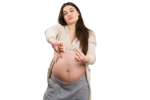 Mujer Embarazada Mostrando Aversión Sosteniendo Cigarrillo Aislado Sobre Fondo Blanco —  Fotos de Stock