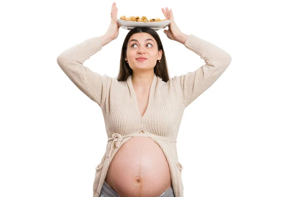 未来的妈妈抱着煎饼盘头顶作为快乐怀孕的概念隔离在白色背景下 — 图库照片