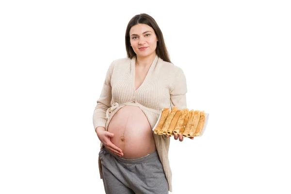幸せな未来の母保持プレートと取得彼女のおなかは妊娠の概念として白の背景に隔離 — ストック写真
