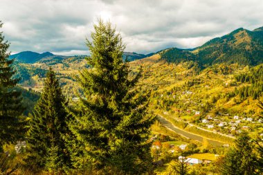 Krivorivnya Köyü ve siyah Çeremoş Nehri
