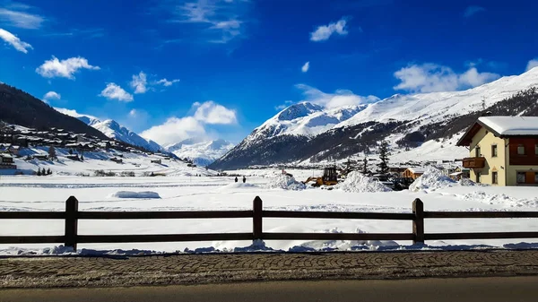 Mavi gökyüzünün altında Akps dağlarda kış tatili — Stok fotoğraf
