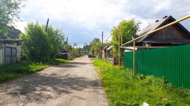 Boru hattı yukarıdaki ru için tehlikeli değil bir Rus köyde toprak