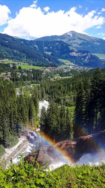 Waterval in Oostenrijk met twee regenbogen in de zomer — Stockfoto