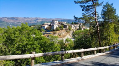 Orta Fransa tepede eski köy