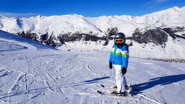 Vacaciones de invierno en los Alpes montañas bajo el cielo azul —  Fotos de Stock