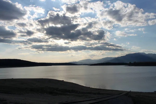 Koprinka Barajı üzerinden günbatımı — Stok fotoğraf