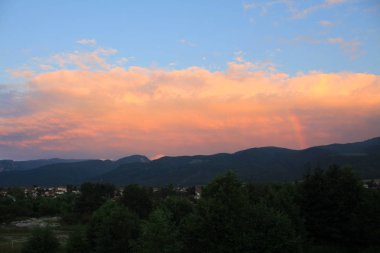 Dağların üzerinden gün batımı