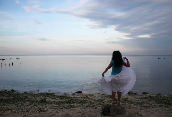 Mořské sunset a mladá žena — Stock fotografie