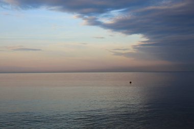 Denizin üzerinde gün batımı