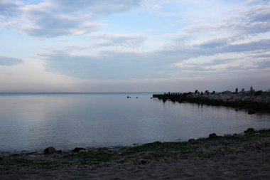 Denizin üzerinde gün batımı