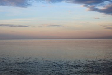 Denizin üzerinde gün batımı