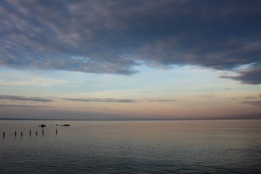 Denizin üzerinde gün batımı