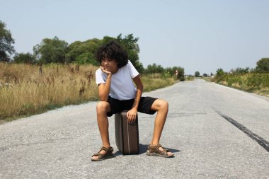 Eski bir bavul bir çocukla