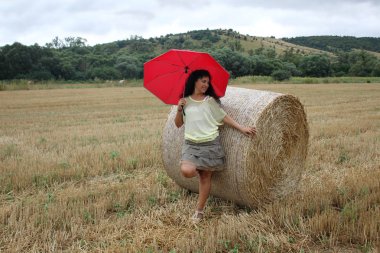 Kırmızı şemsiye bir kadınla