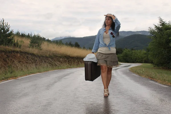 Une femme avec une valise — Photo