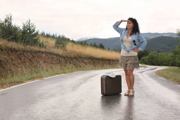 スーツケースを持つ女性 — ストック写真