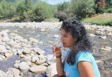 Bir kadeh şarap ile güzel bir kadın