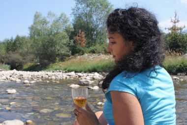 Bir kadeh şarap ile güzel bir kadın