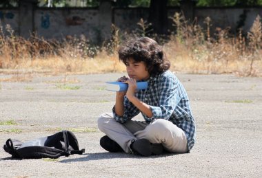 Bir kitapla kıvırcık bir öğrenci