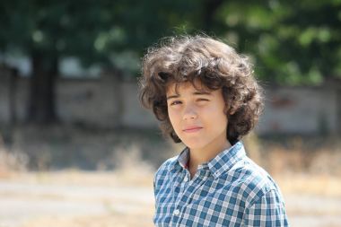 Çekici bir genç çocuk