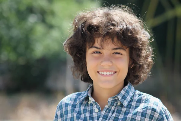 Un ragazzo attraente adolescente — Foto Stock