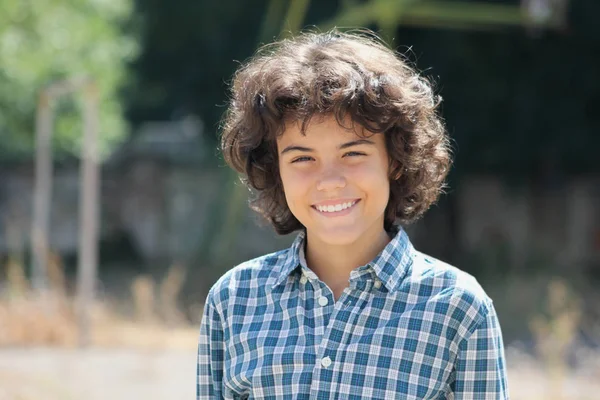 Çekici bir genç çocuk