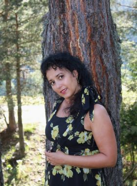 Bir ormandaki çekici bir genç kadın