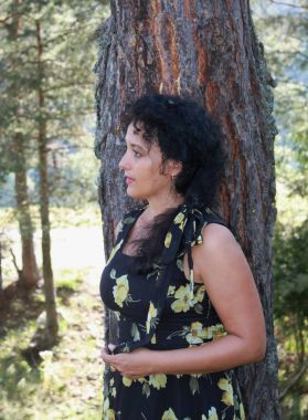 Bir ormandaki çekici bir genç kadın