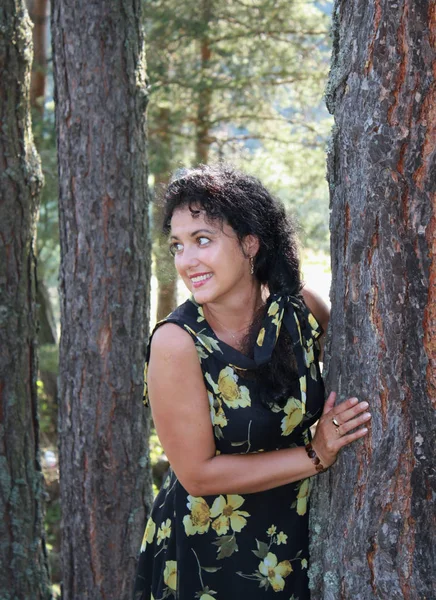 Une jolie jeune femme dans une forêt — Photo