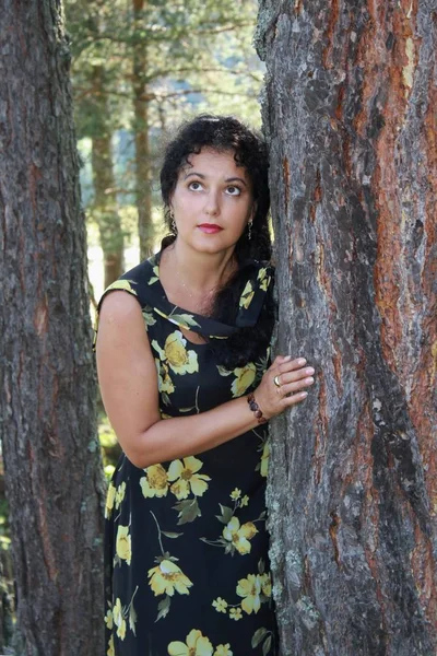 Bir ormandaki çekici bir genç kadın