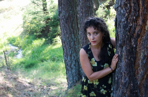 Een aantrekkelijke jonge vrouw in een forest — Stockfoto