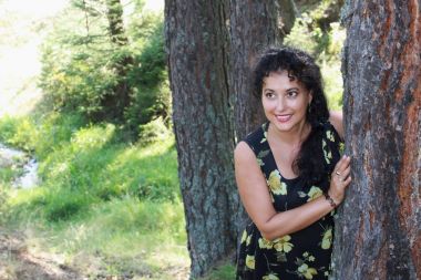 Bir ormandaki çekici bir genç kadın