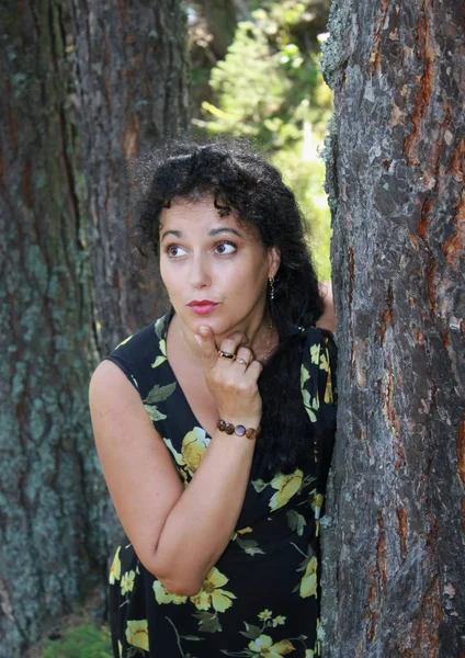 Bir ormandaki çekici bir genç kadın