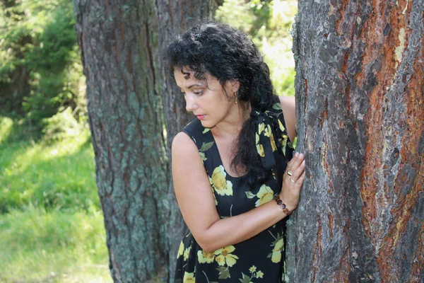 Une jolie jeune femme dans une forêt — Photo