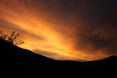 Dağların üzerinden gün batımı