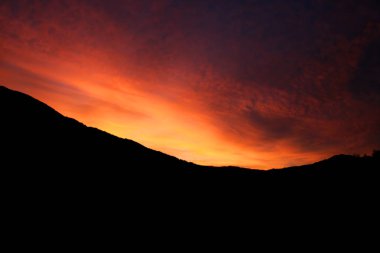 Dağların üzerinden gün batımı