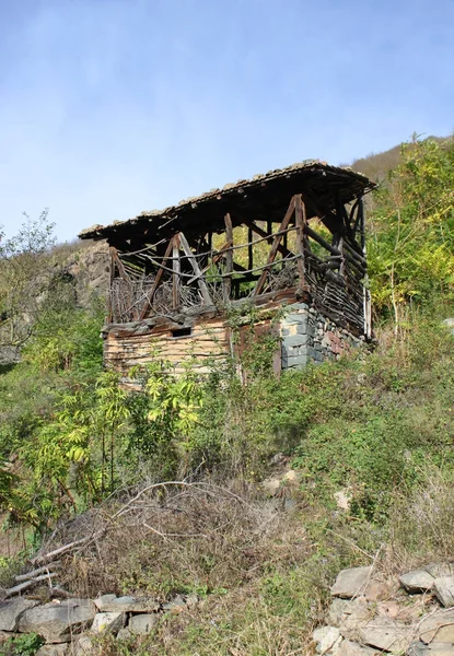 Staré opuštěné stodoly na kopci — Stock fotografie