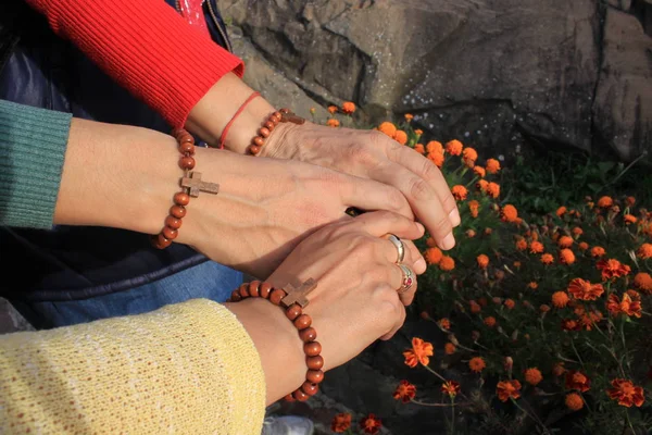 Fechar as mãos das mulheres — Fotografia de Stock