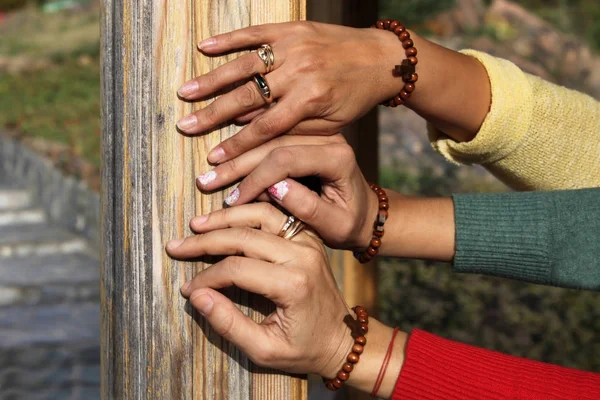 Fechar as mãos das mulheres — Fotografia de Stock