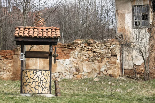 Verlassenes Haus Und Ein Alter Ziehbrunnen Der Nähe Der Bulgarischen — Stockfoto